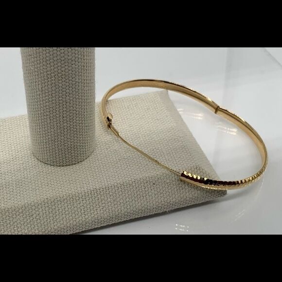 New 14k Gold Hammered and Hinged Bangle. 4.75 mm wide bangle. - Picture 4 of 11